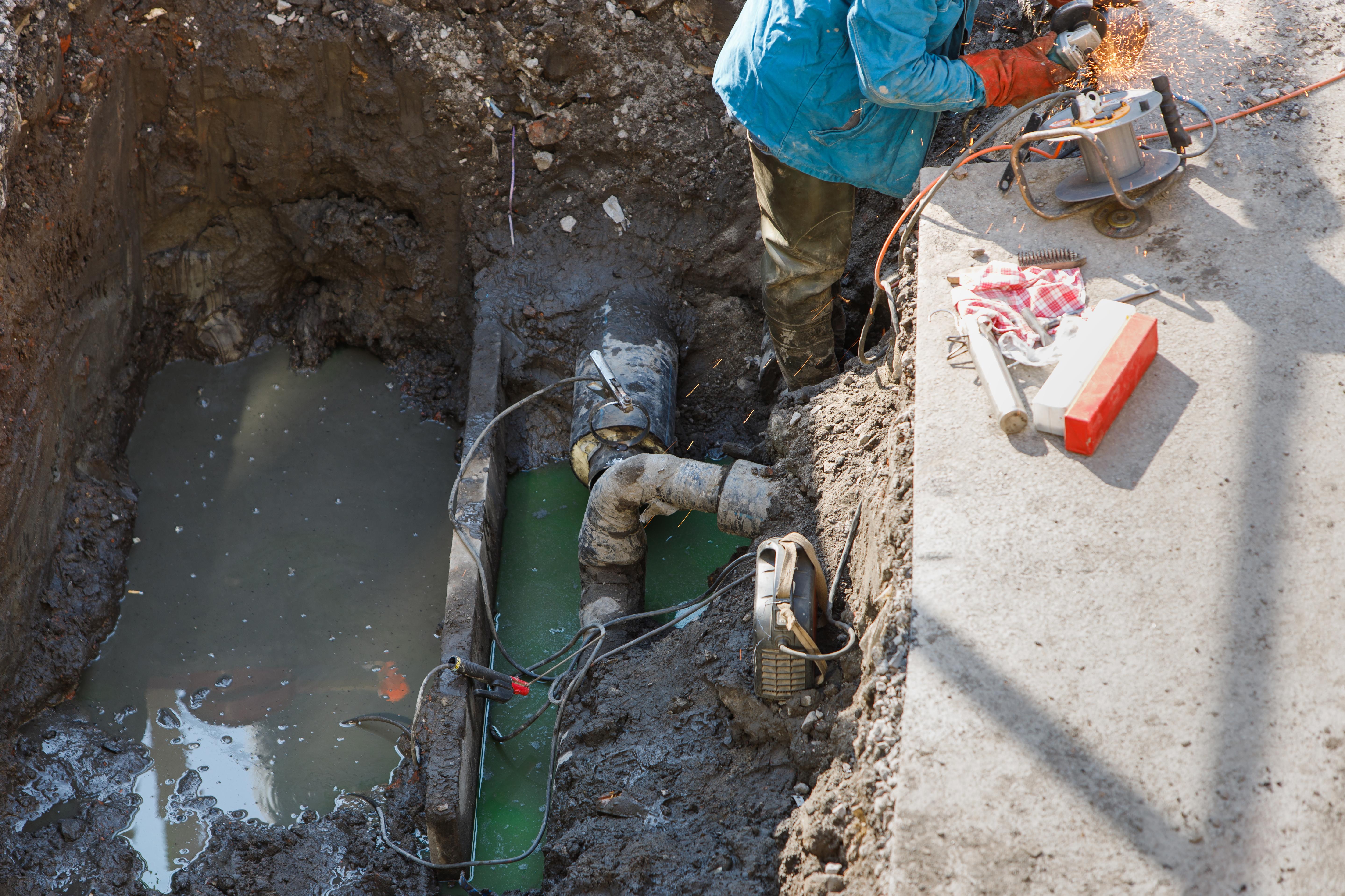 Pipe plugging or tight closure of utility holes